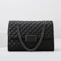 Elegante bolso de hombro en cuero acolchado negro con cadena de metal y solapa - Negro
