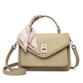 Klassieke beige crossbodytas van leer met decoratieve zijden sjaal aan het handvat - Abrikoos
