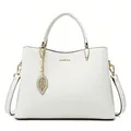 Borsa tote bianca minimalista in pelle con logo dorato, ciondolo a foglia e tracolla - Bianco