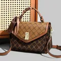 Klassieke crossbody handtas met bruine patronen en zijden sjaal decoratie - Bruin Monogram
