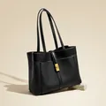 Bolso tote negro de cuero Saffiano con herrajes dorados y bolsillo frontal - Negro (Lona)
