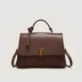 Bolso de cuero marrón oscuro con diseño plisado y hebilla dorada de arco - Marrón Mocha / 26x20x11cm
