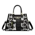 Minimalistische zwart-witte tote bag met slangenpatroon en gouden metalen details - Zwart Bloemig