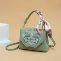 Lichtgroene vintage crossbodytas met bloemenborduursel en decoratieve zijden sjaal - Theegroen