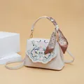 Retro crème crossbodytas met vintage bloemenborduurwerk en decoratieve zijden sjaal - Rijstroze