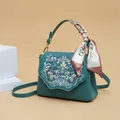 Donkergroene crossbodytas met bloemenborduurwerk en decoratieve zijden sjaalgreep - Aqua
