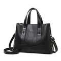 Borsa tote geometrica nera in pelle martellata con tracolla regolabile e manici - Nero