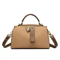 Boston crossbodytas van camel kunstleer met donkerbruine handvatten en gouden details - Khaki