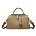 Borsa Boston in pelle kaki con trama litchi e manici marroni di BAILIDAI - Grigio trench