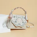 Beige lederen crossbodytas met bloemenborduursel en zijden sjaal handvat detail - Wit