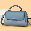 Minimalistische crossbody handtas in blauw en grijs leer met zilveren metalen details - Blauw