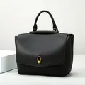 Bolso tote negro minimalista con cierre de esfera dorada y asa superior de moda - Negro