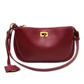 Elegante weinrote Rodeo-Schultertasche aus vegetabil gegerbtem Leder mit Schloss - Klein / Weinrot mit goldener Schnalle