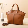 Minimalistische bruine shopper van zacht leer met T-stiksels en bovenste handvatten - Biscuit