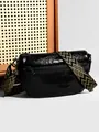 Bolso bandolera de charol arrugado negro con correa tejida ancha sobre fondo de madera - Negro