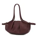 Bolso nube de cuero burdeos minimalista con textura fruncida y detalles de asa trenzada - Rojo