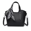 Sac seau élégant en cuir grainé noir avec foulard en soie et boucles métalliques - Noir