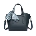 Sac seau en cuir grainé bleu foncé avec foulard en soie décoratif et bandoulière fine - Bleu lac