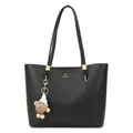 Bolso tote de cuero granulado negro con logotipo dorado y colgante de felpa - Negro