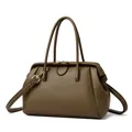 Donkerbruine handtas met kiezeltextuur, goudkleurige hardware en schouderriem - Khaki