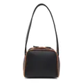 Bolso de hombro en cuero negro con ribetes marrones y correa delgada ajustable - Cuadrado / Negro