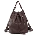 Mochila tipo saco de cuero granulado marrón oscuro con cordón y detalles metálicos - Café