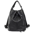 Mochila negra de cuero granulado con cordón ajustable y detalles metálicos plateados - Negro