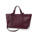 Elegante bolso tote de cuero rojo vino con asas dobles y detalles dorados - Burdeos