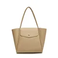 Minimalistische beige shopper van generfd leer met elegante trapeziumvorm en flap - Khaki