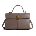Bolso de mano taupe minimalista con cierre de anillo dorado y asa superior elegante - Caqui