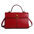 Bolso de mano rojo elegante en cuero sintético con hebilla dorada y correa ajustable fija - Rojo