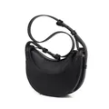 Bolso de hombro negro de media luna con textura Saffiano y herrajes dorados - Negro