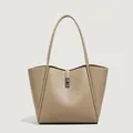 Minimalistische kaki tote bag van kiezelleer met zilveren draaisluiting en schouderbanden - Khaki