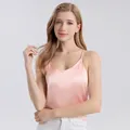 Elegante camisola de seda rosa claro con tirantes finos y textura de satén suave - M / Rosa