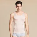Débardeur pour hommes en tricot de soie beige porté par un mannequin masculin - 3XL / Beige