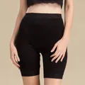 Zwarte zijden damesshorts met elegante kanten tailleband en verfijnde kanten zoomafwerking - M / Zwart
