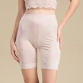 Dames zijden gebreide veiligheidsshorts in roze met witte kantafwerking details - M / Beige