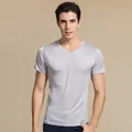 Premium zijden heren T-shirt met V-hals in lichtgrijs met een fijne gebreide finish - L / Zilvergrijs
