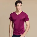 Donkerpaars heren zijden T-shirt met V-hals van hoogwaardig gebreide stof - L / Paarsrood