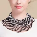 Seidener Halswärmer mit Zebramuster und Wellensaum aus atmungsaktivem Mesh-Gewebe - Zebra Tiermuster (5059314059812)
