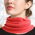 Cache-cou en soie et cachemire rouge corail avec une texture douce à côtes verticales - Rouge pastèque