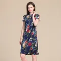 Abito qipao in seta blu scuro con vivaci stampe floreali rosse e gialle e spacco laterale - L / Fiore Rosso
