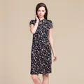 Abito qipao in seta nera a maniche corte con elegante stampa floreale di prugno - L / Nero Floreale