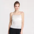 Weißes Seidentop mit Spitzenbesatz und schmalen Trägern, elegantes Sommertop für Damen - M / Weiß
