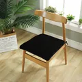 Détail d'un coussin de chaise en peluche noire avec des sangles de fixation solides - Noir Pur