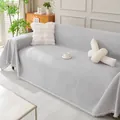 Vista detallada de la funda de sofá de chenilla gris claro con flecos y textura tejida - 180*130 / Gris claro
