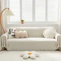 Funda de sofá de chenilla crema con borlas y cojines decorativos en una sala moderna - 180cm x 90cm / Blanco Roto