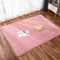 Dettaglio del tappeto peluche rosa rettangolare con strisce su pavimento in legno - Federa lombare (Senza imbottitura) / 30x50cm / Rosa