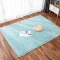Dettaglio della trama del tappeto felpato azzurro con strisce sul pavimento in legno - Blu lago / 60*180