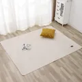 Nahaufnahme der beigen Lammvlies-Sofamatte mit weicher Plüschtextur und Lederetikett - 70x180cm / Beige
